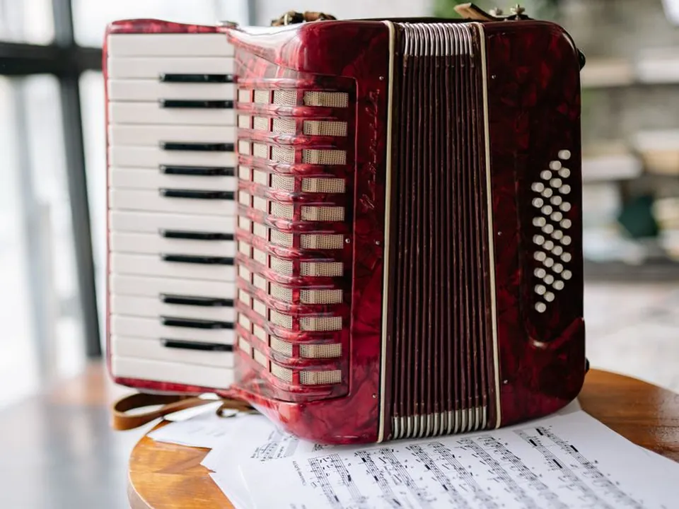 Akordeon — inspiracja muzyczna, instrument nie jest częścią oferty